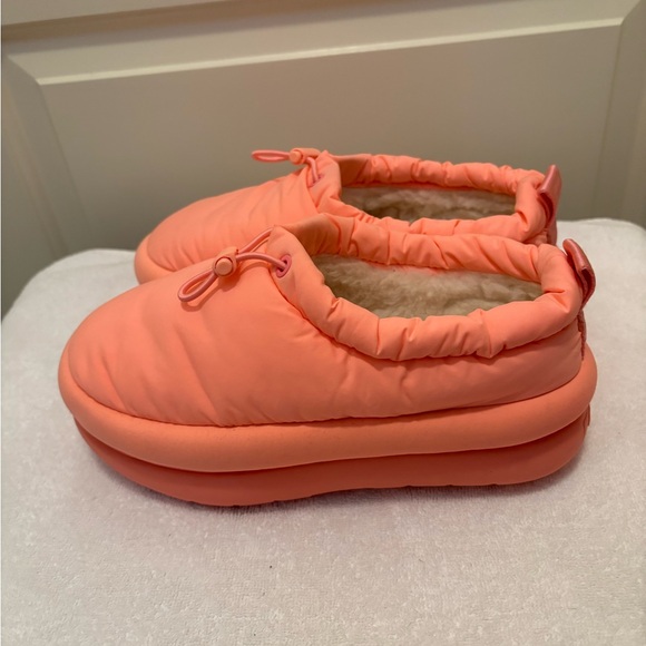 UGG Maxi Puffer Clog- Women’s Size 6 - Picture 2 of 12